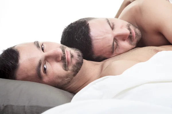 Un couple homosexuel onder un lit en studio blanc — Photo