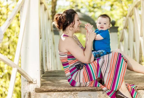 Schöne Mutter und kleiner Junge im Wald — Stockfoto