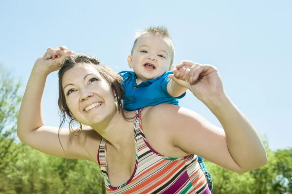 Schöne Mutter und kleiner Junge im Wald — Stockfoto