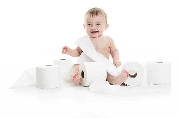 Niño rompiendo papel higiénico en el estudio del baño — Foto de Stock