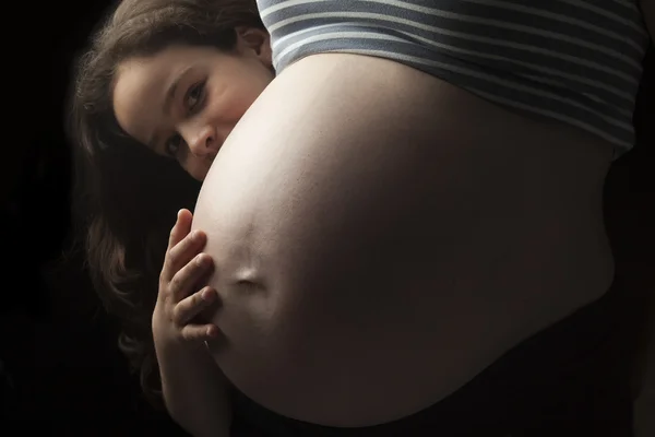 Mooie vrouw meisje knuffelen zwangere moeders — Stockfoto