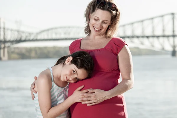 Madre embarazada y su hija — Foto de Stock
