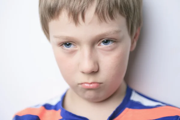 Расстроенный маленький мальчик, изолированный — стоковое фото
