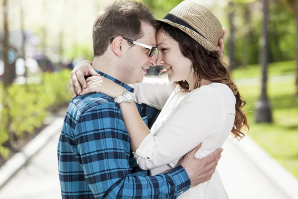 Young couple in the old part of town — Stockfoto