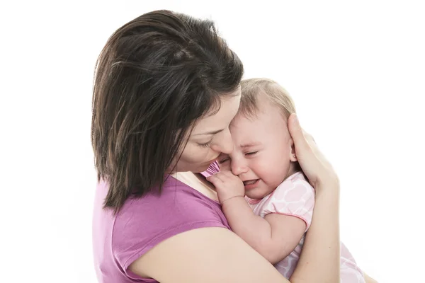 Matka próbuje uspokoić jej płacz dziecka — Zdjęcie stockowe