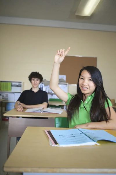 Adolescente mujer estudiante pregunta en el aula —  Fotos de Stock