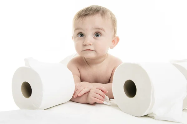 Μικρό παιδί να σχίσουν επάνω το χαρτί υγείας στο μπάνιο στούντιο — Φωτογραφία Αρχείου