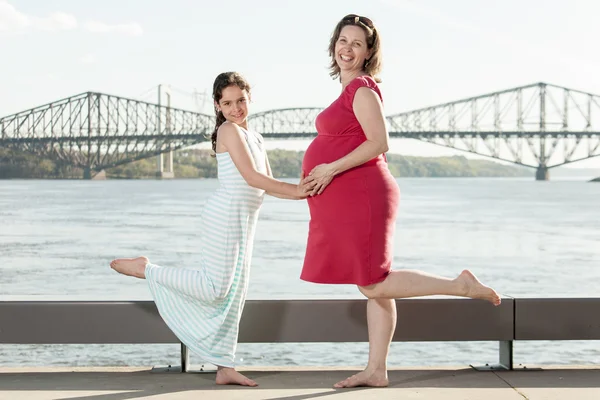 Madre embarazada y su hija — Foto de Stock