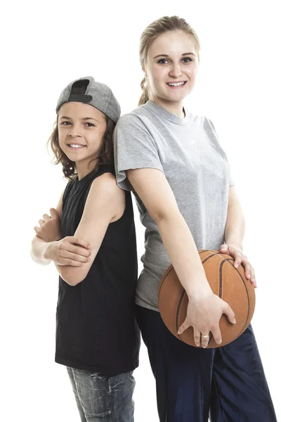 Retrato de hermano y hermana con una pelota de basket — Foto de Stock