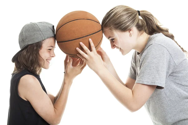 Porträt von Bruder und Schwester mit einem Basketballkorb — Stockfoto