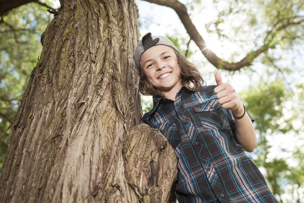 Retrato de jovem sorridente adolescente menino — Fotografia de Stock