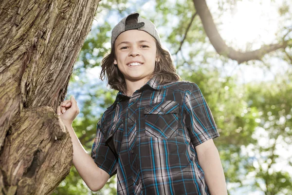 Portret van jonge lachende tiener jongen — Stockfoto