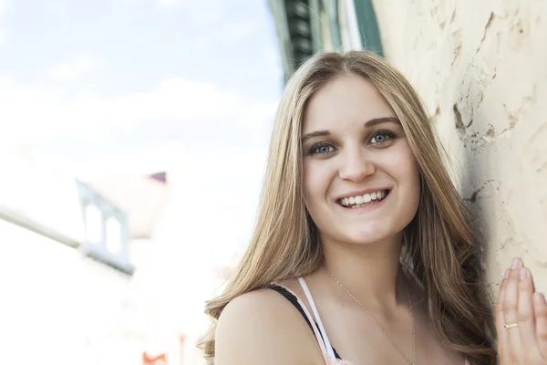 Portrait of a teenage girl on a urban background — Zdjęcie stockowe