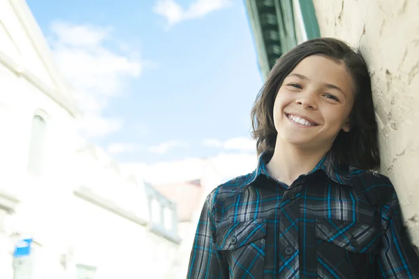 Joven posando al aire libre con un fondo urbano — Foto de Stock