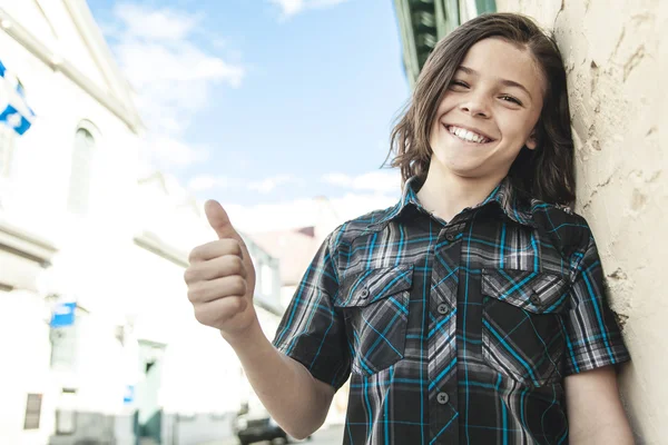 Retrato de joven sonriente adolescente chico — Foto de Stock