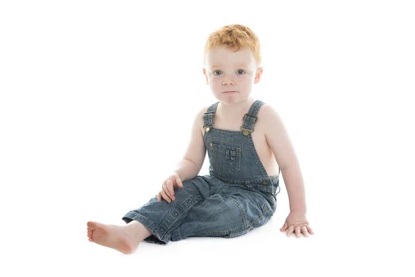 Bébé rousse garçon portrait sur un fond blanc isolé — Photo