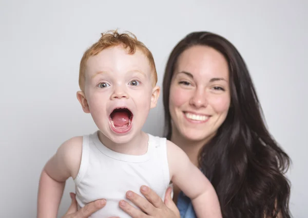 Baby boy with his mother over a isolated white background — Stockfoto