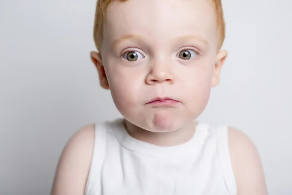 Bambino ragazzo ritratto su un isolato sfondo bianco — Foto Stock