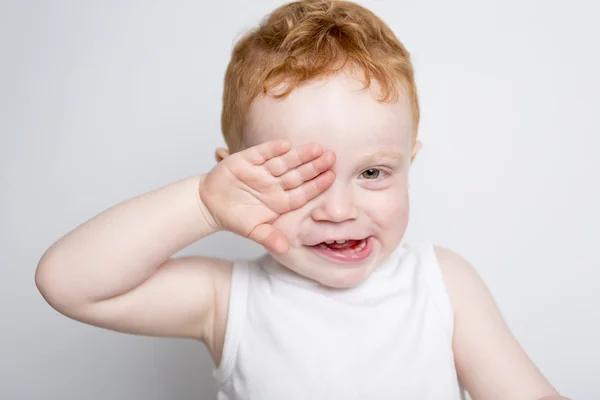 Retrato de bebé niño sobre un fondo blanco aislado — Foto de Stock