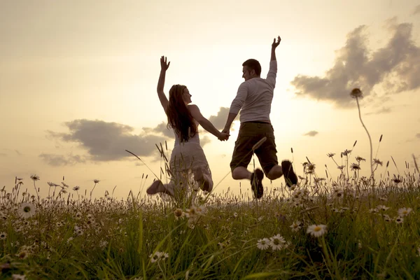 Pareja joven enamorada al aire libre al atardecer —  Fotos de Stock