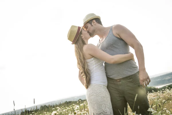 Fiatal pár-kültéri a naplementekor szerelmes — Stock Fotó