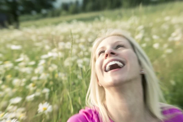 Foto de una hermosa mujer rubia en un campo —  Fotos de Stock