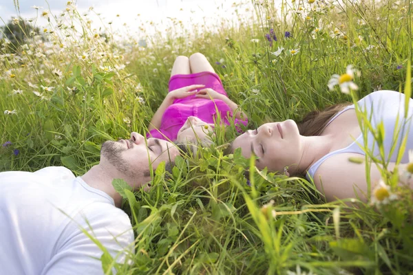 Happy vrienden vrije tijd samen doorbrengen in een veld — Stockfoto