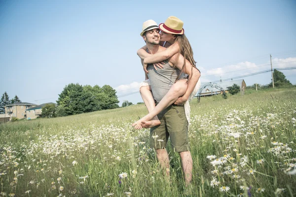 Jong paar in liefde buiten bij de zonsondergang — Stockfoto