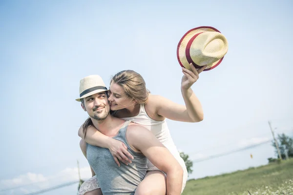 Junges verliebtes Paar im Freien bei Sonnenuntergang — Stockfoto