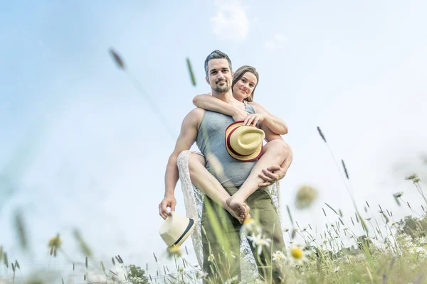 Молода пара закохана на відкритому повітрі на заході сонця — стокове фото