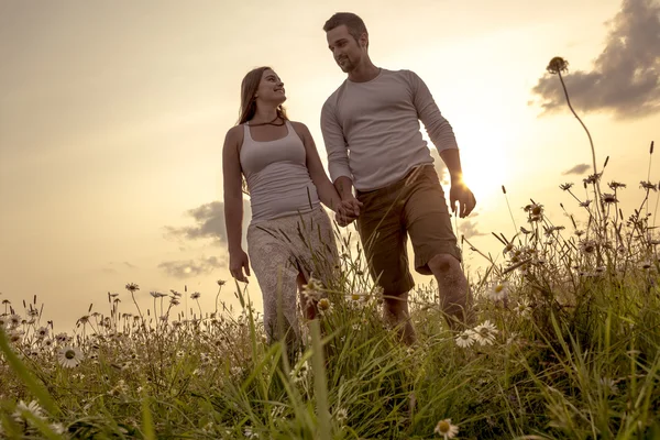 Pareja joven enamorada al aire libre al atardecer —  Fotos de Stock