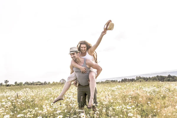 Pareja joven enamorada al aire libre al atardecer — Foto de Stock