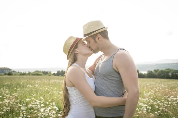 Молода пара закохана на відкритому повітрі на заході сонця — стокове фото