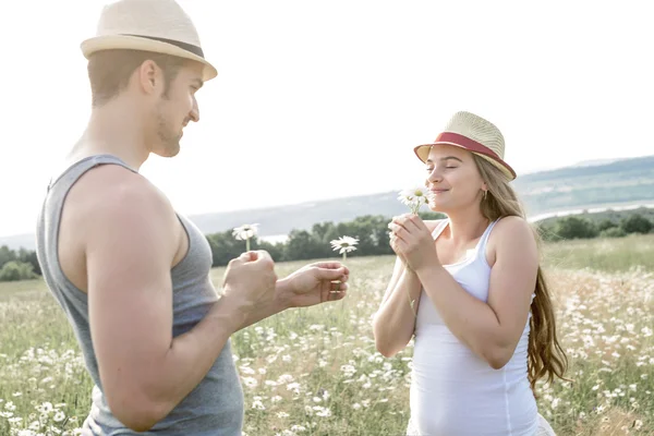 Junges verliebtes Paar im Freien bei Sonnenuntergang — Stockfoto