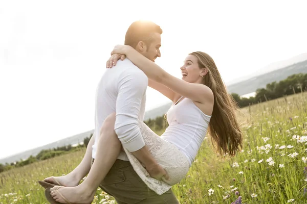 Ungt par i kärlek utomhus på solnedgången — Stockfoto