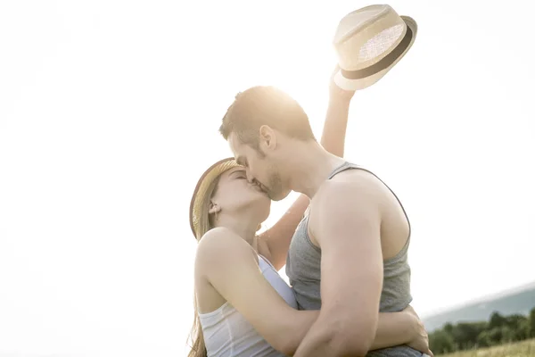 Jong paar in liefde buiten bij de zonsondergang — Stockfoto