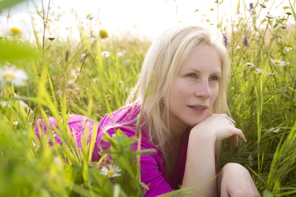 Beautiful woman enjoying daisy in a field — Stock Photo, Image