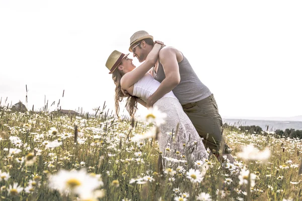 Jovem casal apaixonado ao ar livre ao pôr do sol — Fotografia de Stock