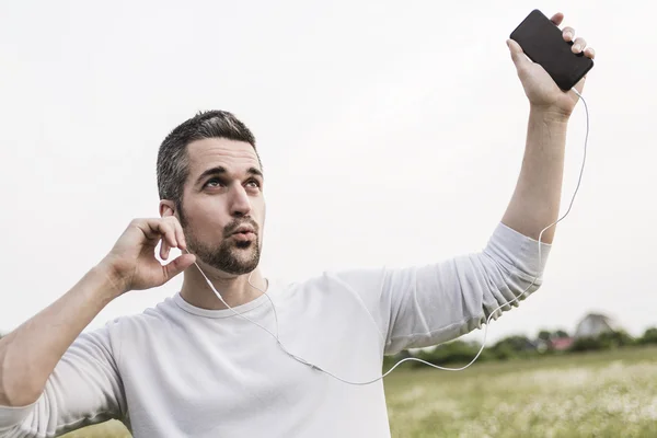 Jeune homme heureux dans un champ — Photo