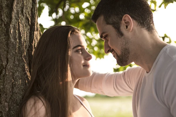 Pareja joven enamorada al aire libre al atardecer — Foto de Stock