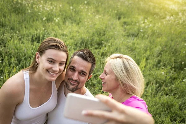 Happy friends spending free time together in a field — Stock Photo, Image