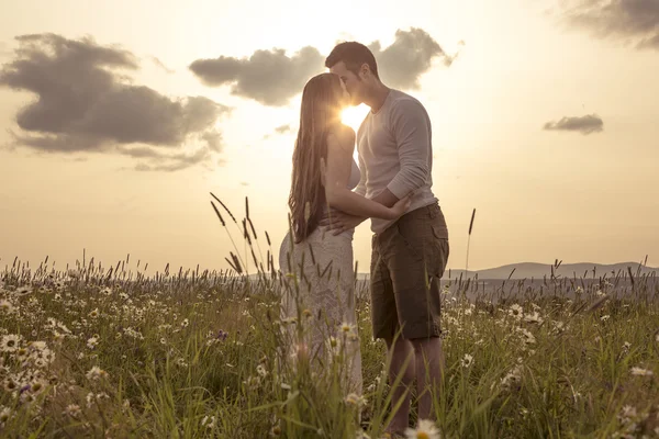 Jeune couple amoureux en plein air au coucher du soleil — Photo