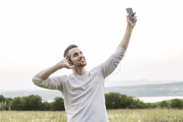 Jovem feliz em um campo — Fotografia de Stock