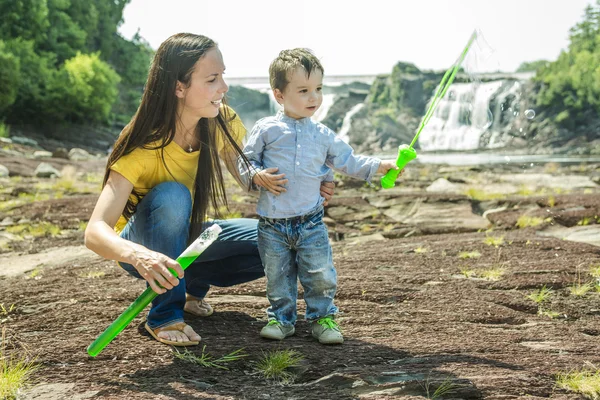 Mother and his son are making bubbles — Stock Photo, Image