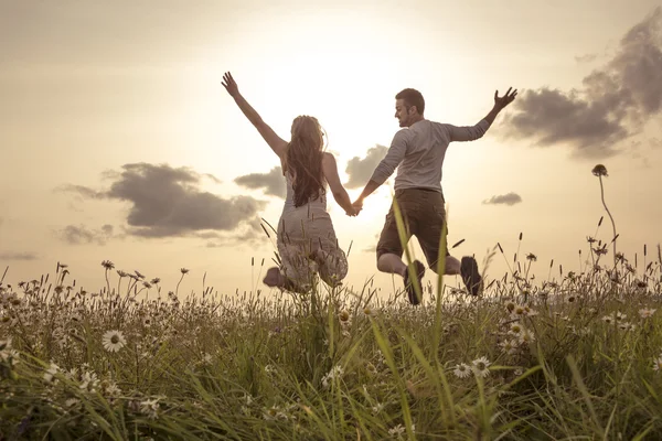 Pareja joven enamorada al aire libre al atardecer —  Fotos de Stock