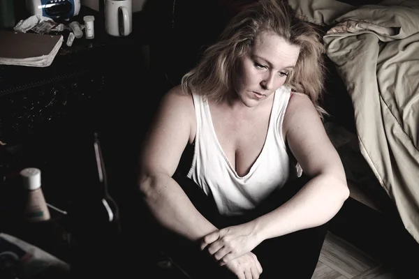 Una mujer dentro de su dormitorio se siente deprimido . — Foto de Stock