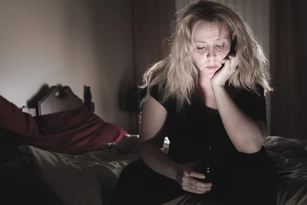 A alcoholic woman drinking beer in his bedroom. — Stock Photo, Image