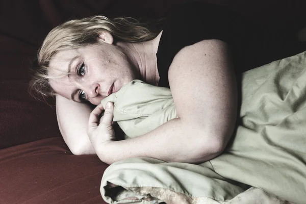 En kvinna inne är sovrum att känna tryck. — Stockfoto