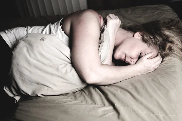 A woman feel sick lying down on bed — Stock Photo, Image