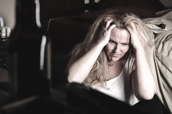 Una mujer dentro de su dormitorio se siente deprimido . —  Fotos de Stock